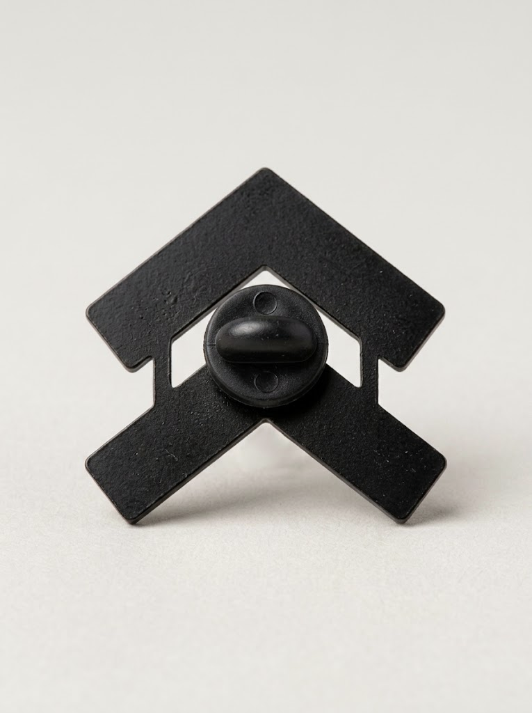 Dos du Pin’s Galon : métal découpé finition noir mat et fermoir caoutchouc.